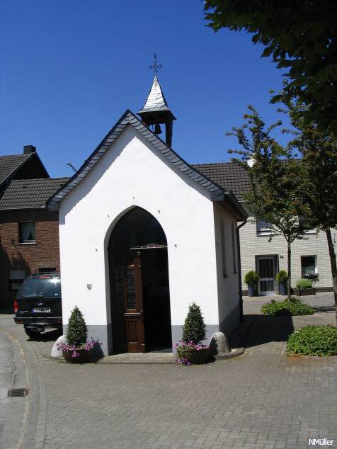 schön restaurierte Kapelle in Ortsmitte