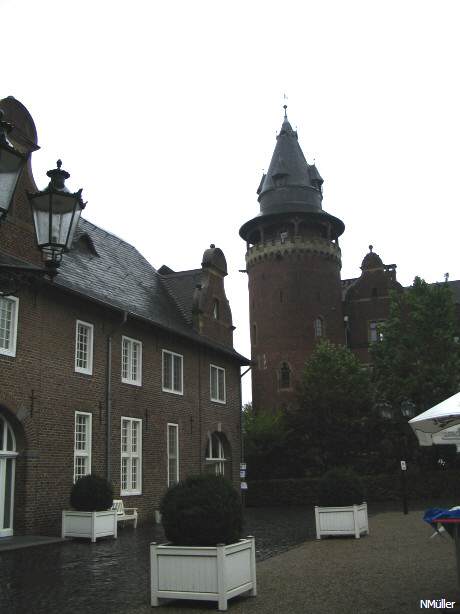 Linke Seite der Westfassade mit Hauptturm